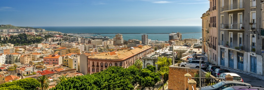 Blick über Cagliari mit Meer im Hintergrund.